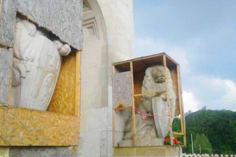 Поляка, который повредил ограждение Мемориала орлят во Львове, оштрафовали на 85 грн