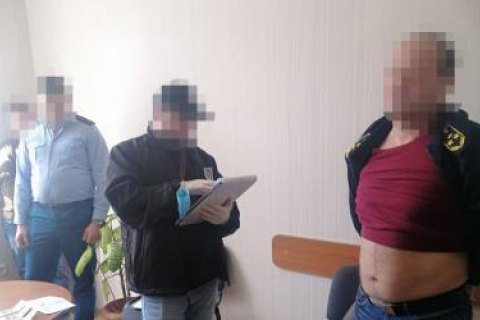 Двух топ-чиновников Одесской таможни, подозреваемых во взяточничестве, арестовали