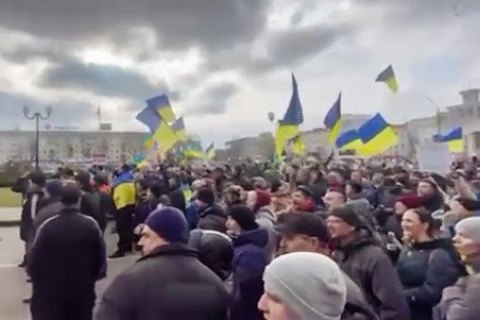 В центре Херсона мирные жители вышли на митинг против оккупантов, захватчики начали стрелять