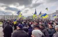 В центре Херсона мирные жители вышли на митинг против оккупантов, захватчики начали стрелять