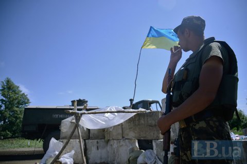 Боевики обстреляли машину с военными в Луганской области