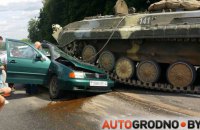 В Беларуси БМП раздавил легковой автомобиль, водитель чудом выжил