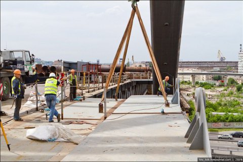 На Подольском мосту в Киеве начали монтировать тротуарные консоли 
