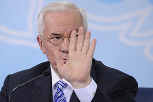 Азаров запретил отключать тепло в больницах и школах в холода