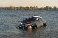 На Оболони утонул джип