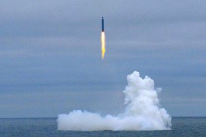 Российский подводный крейсер запустил межконтинентальную ракету "Булава"