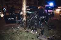 В Киеве такси Uber на большой скорости врезалось в столб, пассажир в реанимации
