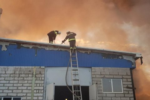 В Харьковской области спасатели всю ночь тушили пожар на складе резиновых изделий