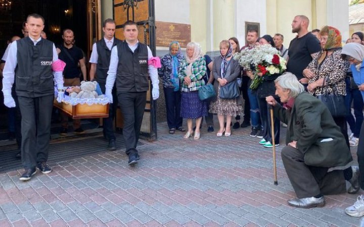 У Вінниці поховали чотирирічну дівчинку, яка загинула від ракетного удару росіян