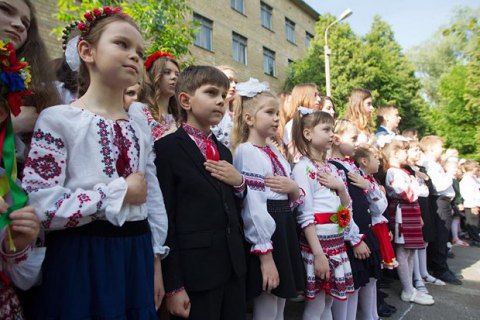 Мэр Черновцов запретил чиновникам выступать на школьных линейках