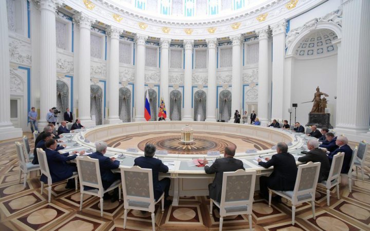 Путін проводить термінову оперативну нараду із постійними членами Радбезу РФ