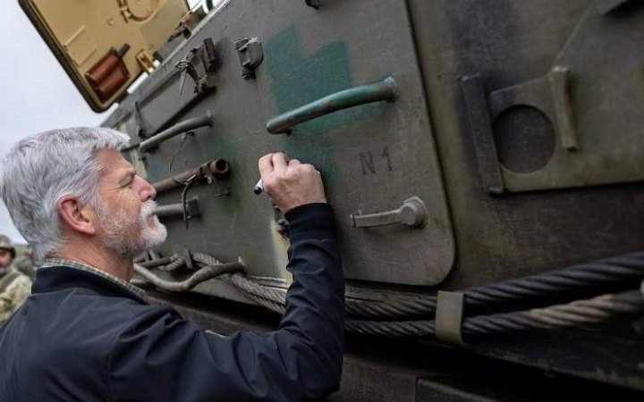 Росіяни, йдіть додому, поки не пізно, – президент Чехії написав на техніці ЗСУ