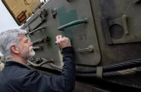 Росіяни, йдіть додому, поки не пізно, – президент Чехії написав на техніці ЗСУ