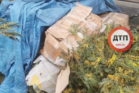 На столичном рынке "Троещина" обнаружили "кладбище мимоз" после 8 марта