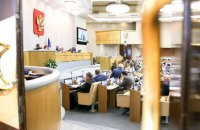 В России разрешили признавать людей "иноагентами" и запретили продавать смартфоны без российских приложений