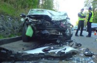 ​Возле Киева автомобиль такси врезался в экскаватор, водитель погиб