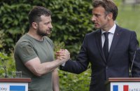 Макрон у Твіттері: “Ще не вмерла України. Ви можете розрахувати на братство Європи”