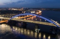 На арочном мосту Подольско-Воскресенского мостового перехода в Киеве закончили монтаж освещения