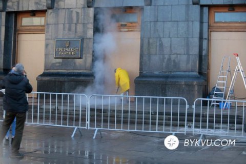 Офис Зеленского пятый день отмывают от граффити