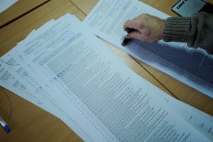 В Житомире на участке секретарь пыталась порвать протоколы