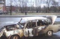В Днепропетровской области неизвестный поджег автомобиль вместе с водителем