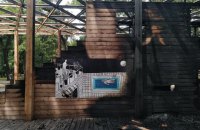 В Доброполье сгорел амфитеатр в сквере-победителе конкурса архитектуры и урбанистики