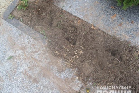 Под Киевом надругались над могилой героя Небесной сотни 
