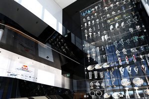 У команды "Формулы 1" украли 60 кубков