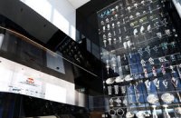 У команды "Формулы 1" украли 60 кубков