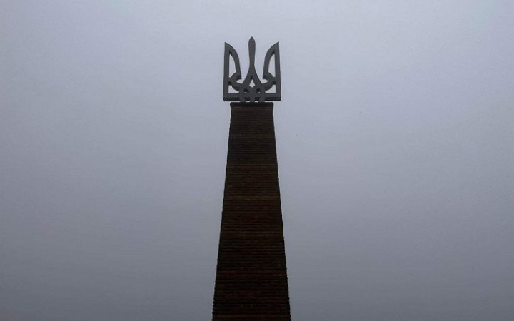 ​У замку "Паланок" в Мукачеві встановили тризуб замість угорського турула