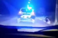 В Мариуполе патрульные привязали агрессивную собаку к машине и поводком сбили с ног пешехода