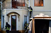 Ворог знову вдарив по Херсону, влучивши по двох будинках