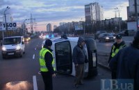 В Киеве Peugeot протаранил бетонный парапет и перевернулся