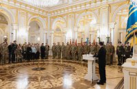 Зеленський нагородив рятувальників, завдяки яким відновили теплопостачання в Києві після атак РФ