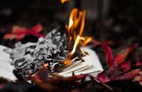 Здесь жгут на кострах книги, что ты сделал, чтобы их спасти ? 