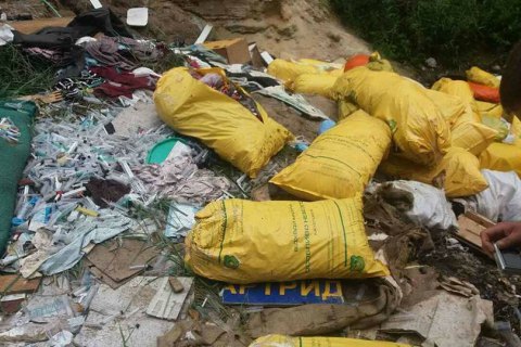 Під Києвом знайшли несанкціоноване звалище медичних відходів