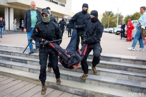 Белорусские правозащитники признали политзаключенными почти 100 человек