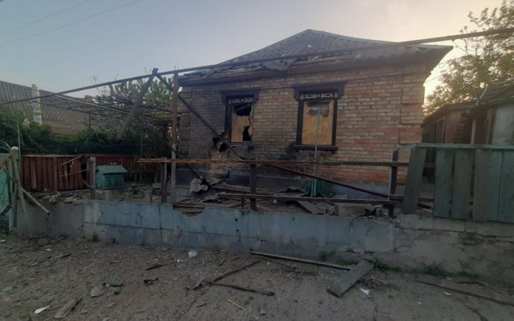 У Нікополі внаслідок російського артобстрілу поранено літню жінку