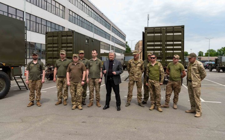 Порошенко передав техніку морпіхам та бійцям президентської бригади, які воюють на Сході