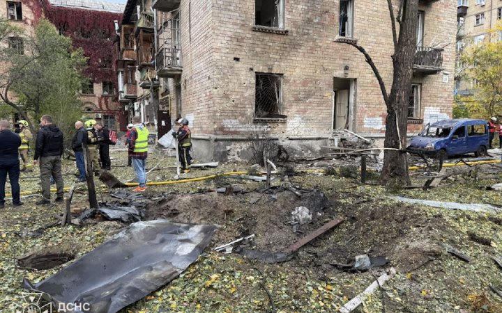 У Києві уламки дрона впали на територію будинку. Є пошкодження (доповнено)