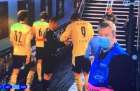 Стало відомо, що змусило лайнсмена матчу Ліги чемпіонів узяти на картках автограф у Голанда