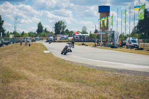 Два мотогонщика устроили драку прямо во время гонки