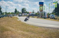 Два мотогонщика устроили драку прямо во время гонки