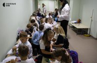 «Обирайте оптимальний формат». Навчальний рік у Києві починається з максимальної невизначеності на фоні шахедних атак