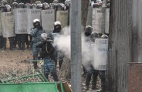 Силовики підійшли впритул до барикади протестувальників на Грушевського (он-лайн-трансляція)