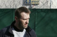 В Навального вновь бросили торт 