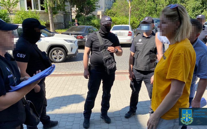Привласнила частину пожертв на армію і продавала гумдопомогу: на Закарпатті повідомили про підозру голові ГО