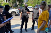 Привласнила частину пожертв на армію і продавала гумдопомогу: на Закарпатті повідомили про підозру голові ГО