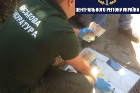 Военная прокуратура задержала двух офицеров за взяточничество