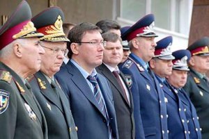"Растраты" Луценко включают стоимость цветов к памятнику погибшим милиционерам